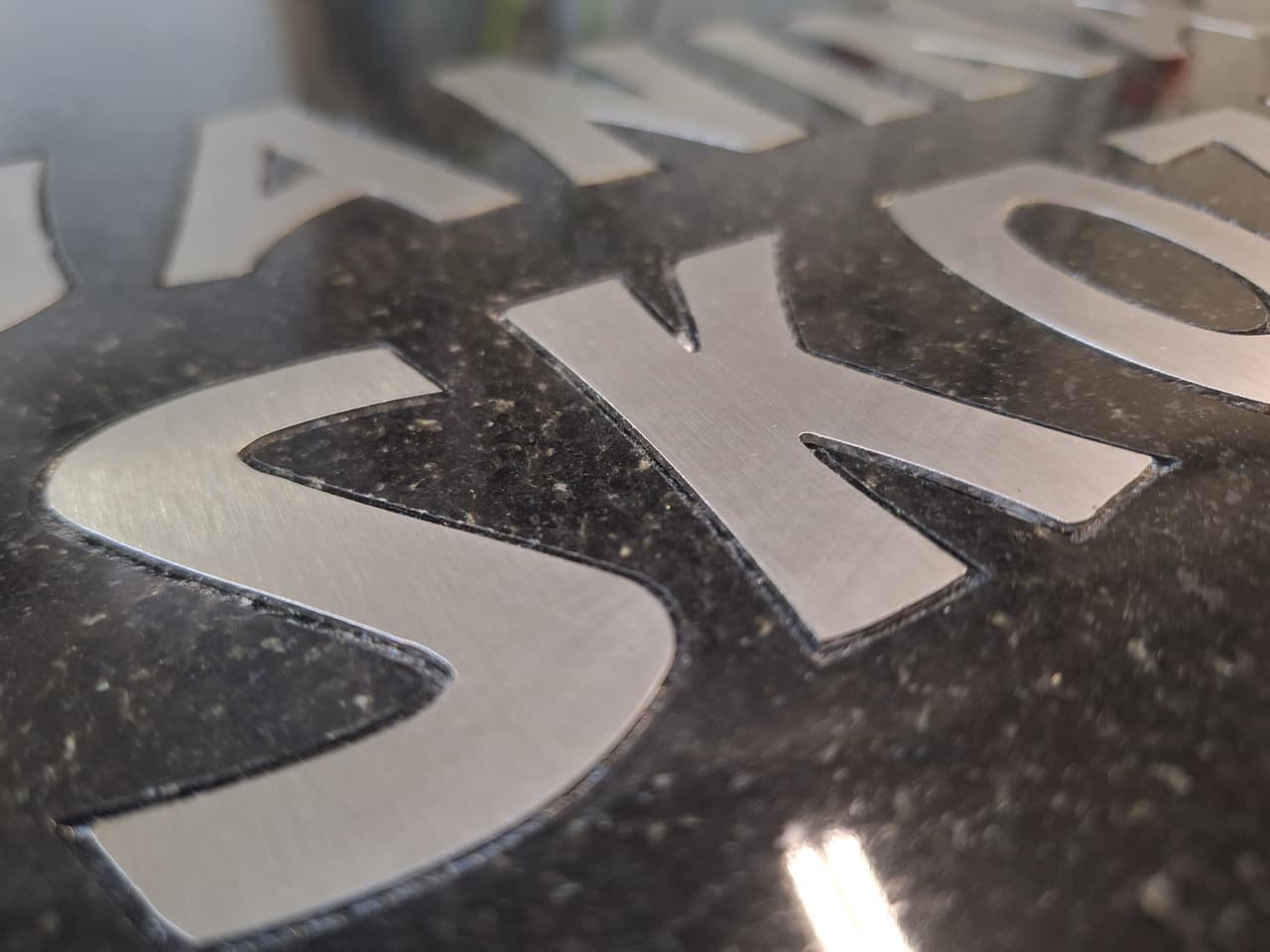 Detal liternictwa - litery metalowe