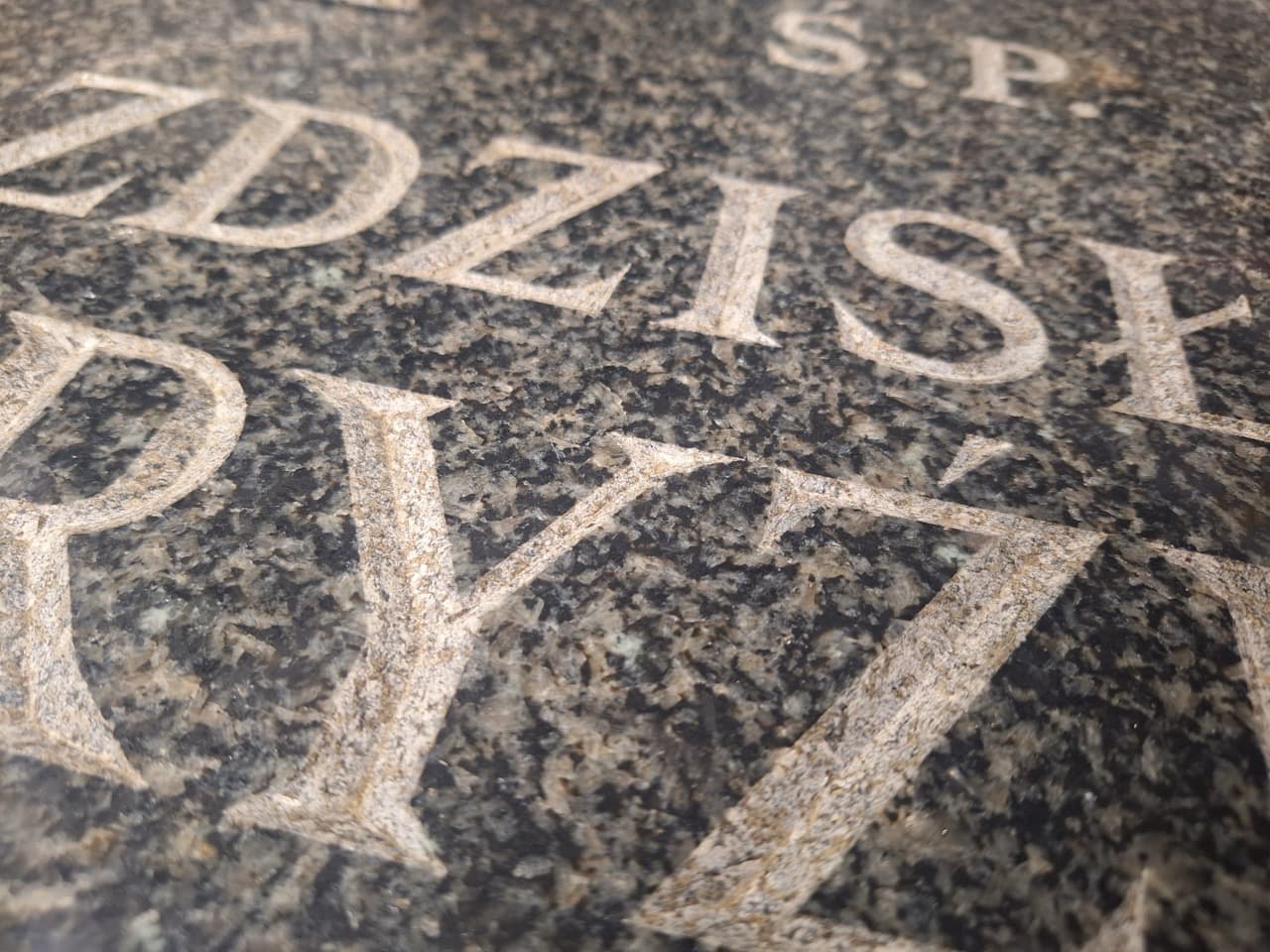 Gotowa realizacja - litery kute w granicie